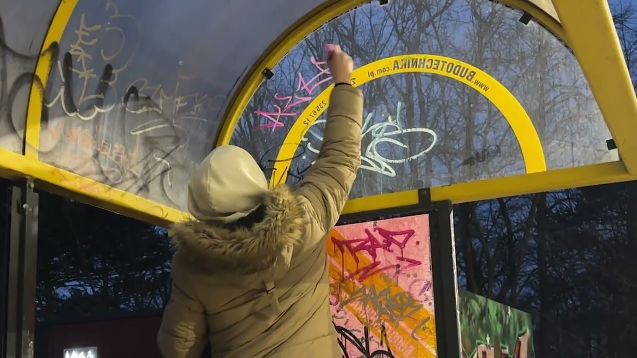 Frozen Streets, December Graffiti 🧊🎨 | Ambient Chill