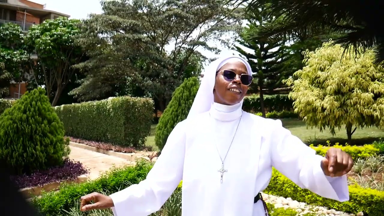 HUMURA SHENGE BY SISTER HOPE Official video.kora subscribe  nigushimisha usige comment. Murakoze