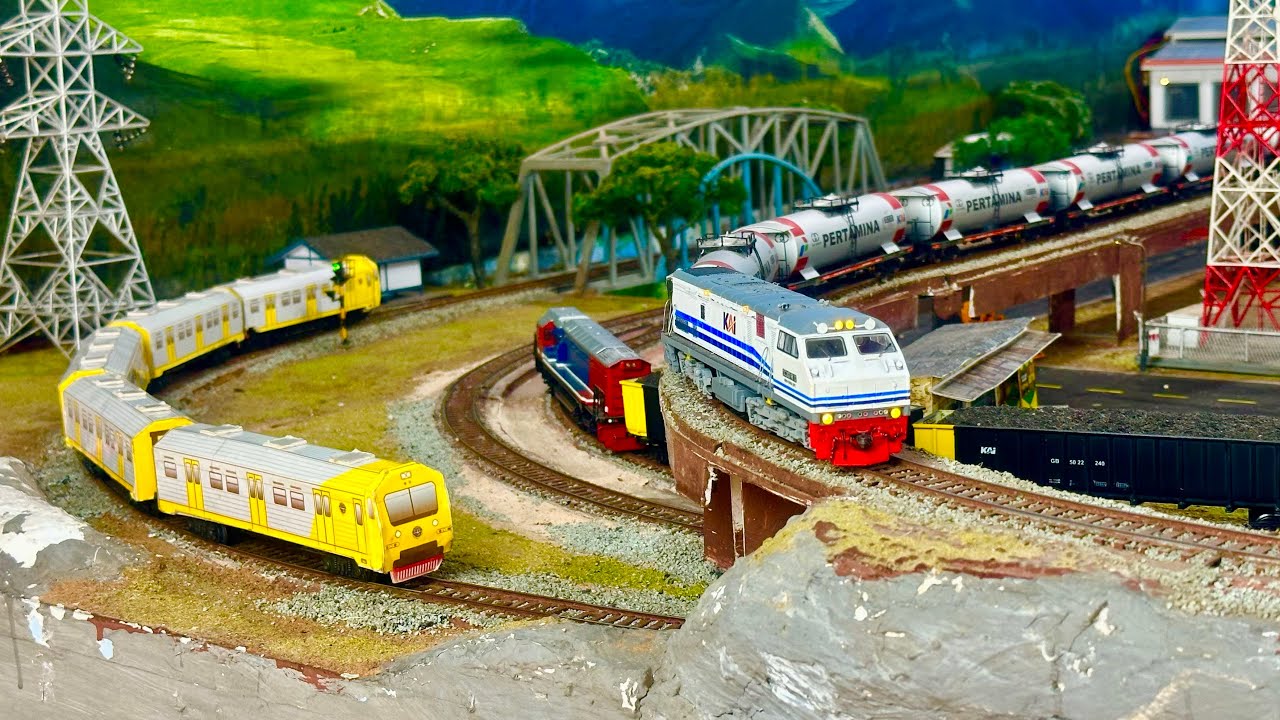 Merakit kereta api Babaranjang CC202,Ketel CC203 & KRD Prameks kuning ngebut oleh masinis ugal2an