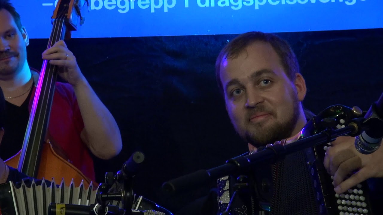Rasmus, Beiron & Jo Fredrik performs Pärongrisen by Eric Öst
