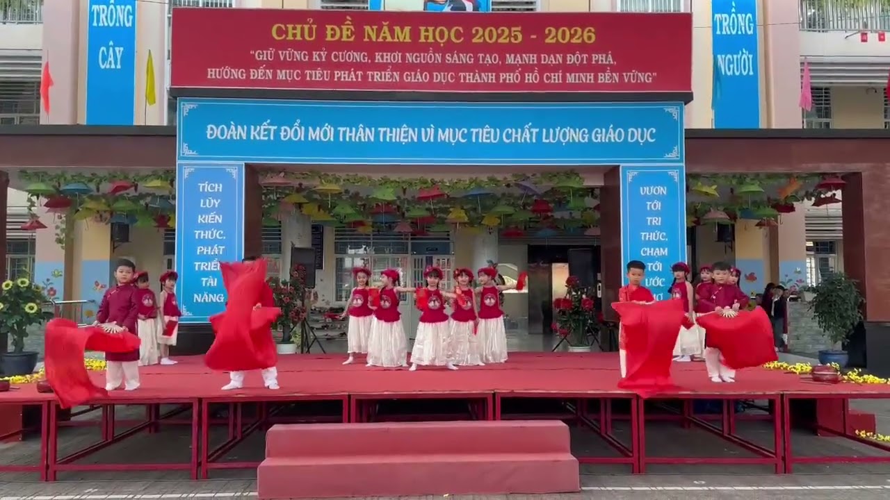 A lâu múa tết lớp 1.7 tiểu học an thạnh.