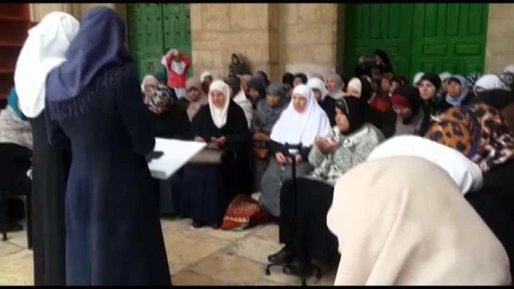 شاب من الجزائر يختم القران عبر السكايب داخل المسجد الاقصى المبارك
