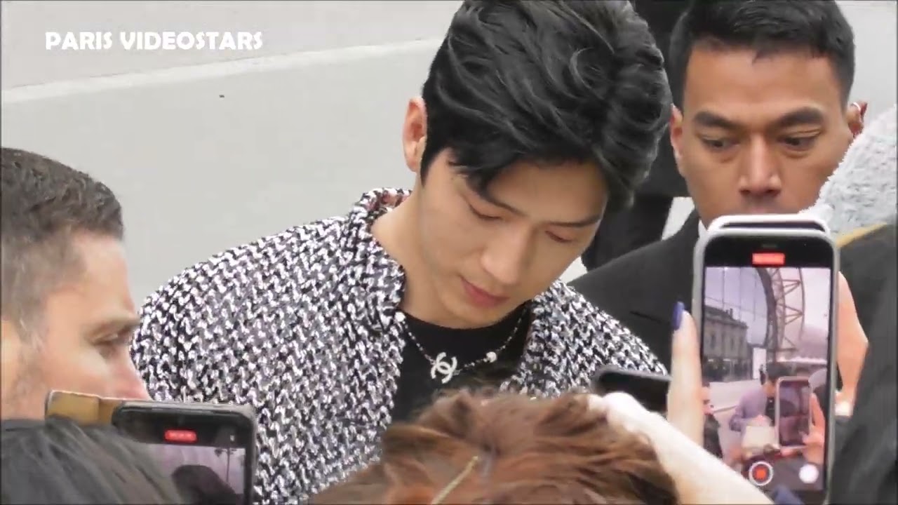 Jing Boran 井柏然 with fans @ Paris Fashion Week 7 march 2023 show Chanel