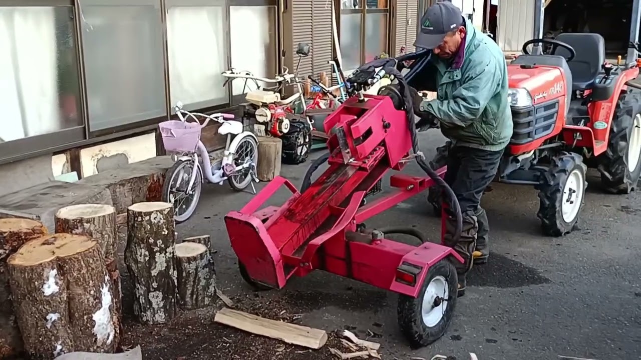 薪割りからトラクターで薪割り機格納まで