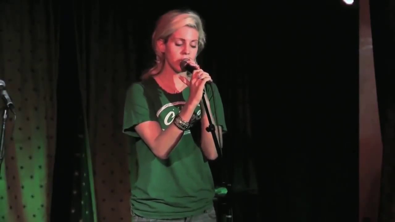 Lana Del Rey singing hundred dollar bill before she was famous @ a bar!