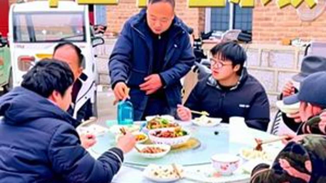 #猪肉芹菜馅饺子 #回老家才有的人间美味 #舌尖上的味道 #荞见美好安徽 #我要上热门 年三十 包水饺 外地嫂子亲自下厨 不一样的味道