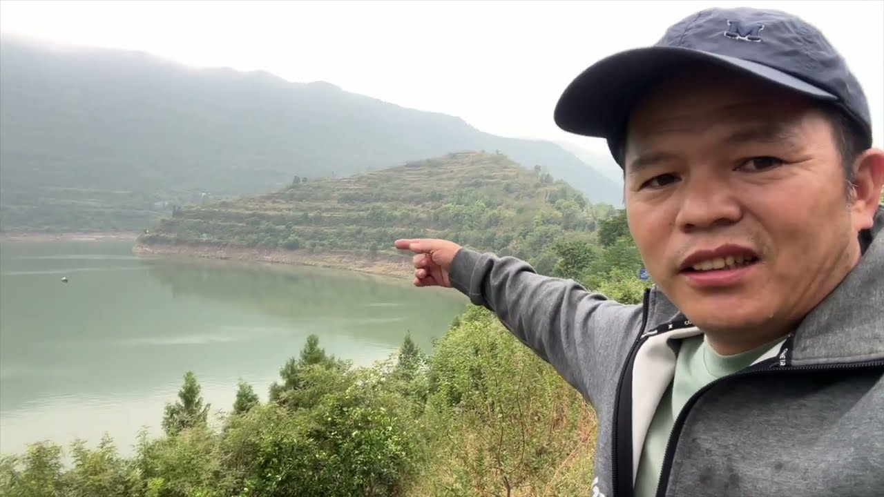 長江邊廢棄的學校，教室裡居然有廚房，老師一遍上課一遍給學生煮飯