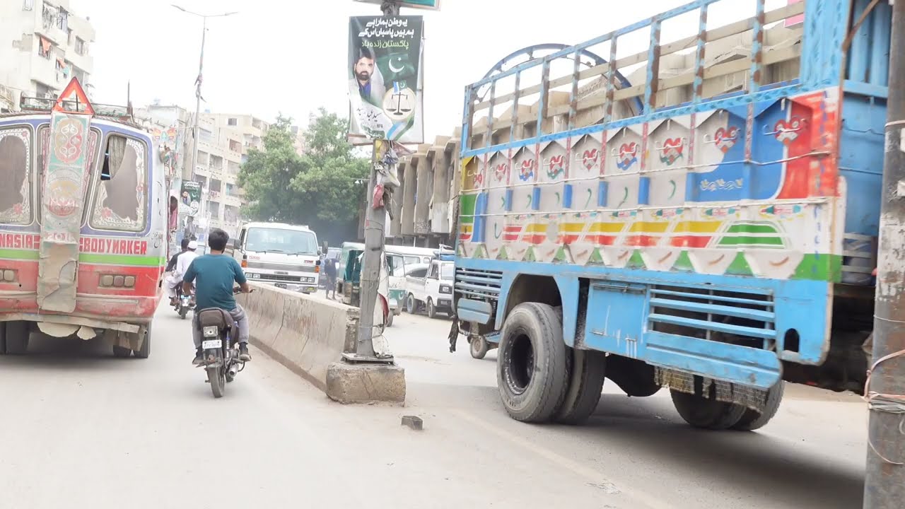 Poorest and busy areas in Karachi/Pakistan - Walking Tour, City Walking - Kharadar Kaghzi Bazar
