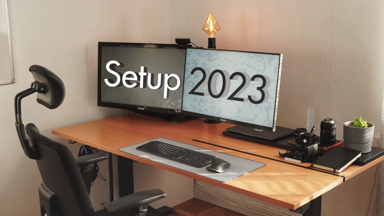 Minimalist Student and YouTuber Desk Setup 2023