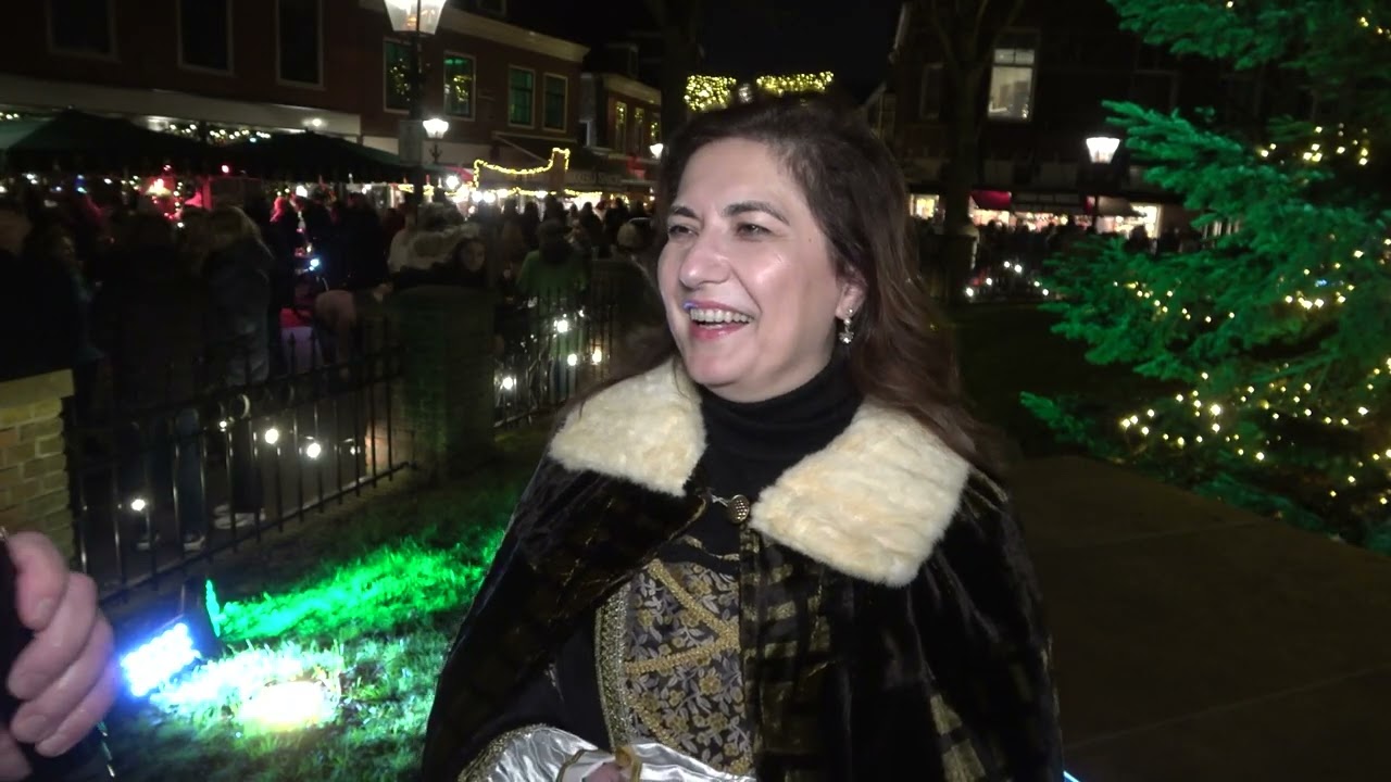 Burgermeester Huri Sahin op Dickens 2025