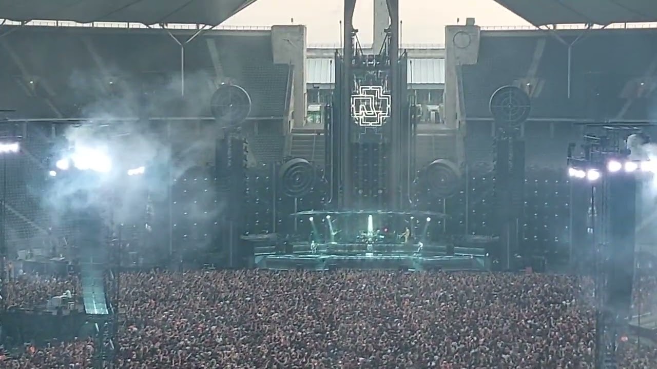 Rammstein . Du hast,  in Berlin Olympiastadion 2023.