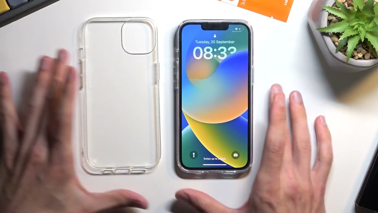 Жидкокристаллический чехол Spigen для iPhone 14 &mdash; защитный чехол