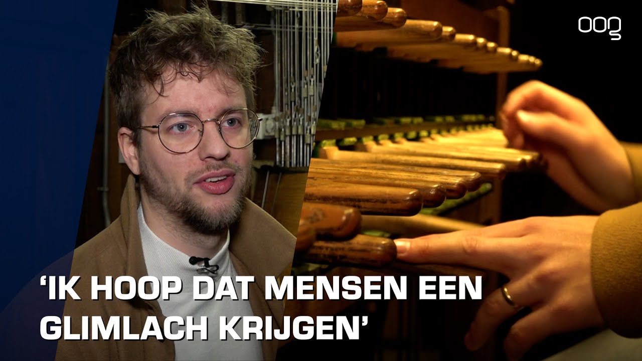 Beiaardier Maurits Bunt speelt kerstklassiekers op de Martinitoren in Groningen