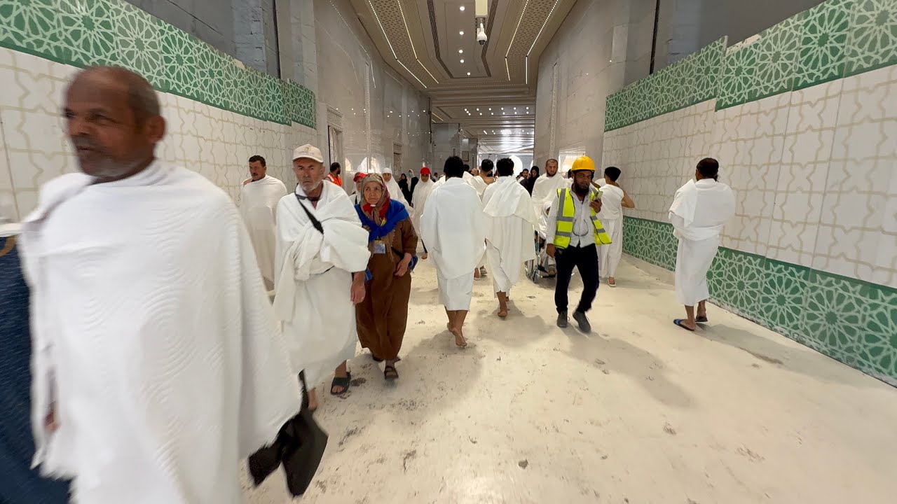 Walking in Makkah Masjid Ul Haram 