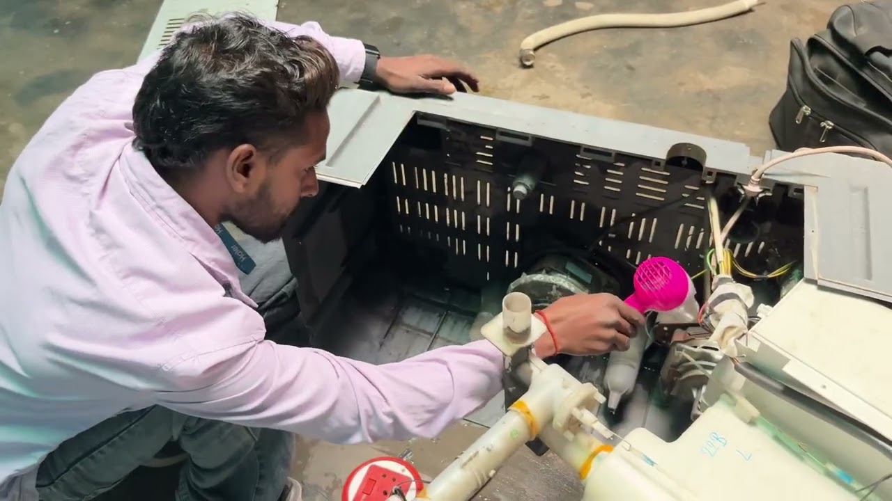 वॉशिंग मशीन मैं करेंट आ रहा है  वाशिंग मशीन में कला कला पानी बहता रहता है 