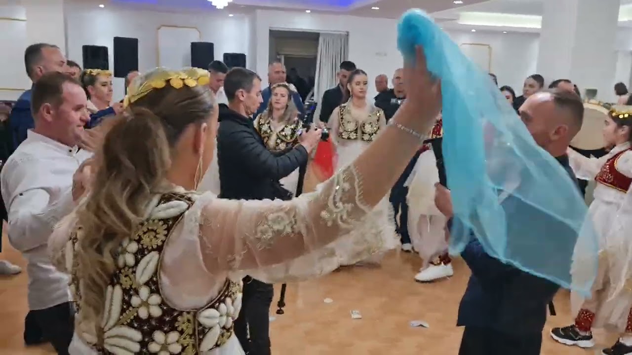 Krushqia me veshje popullore  Baldushk Tiran.