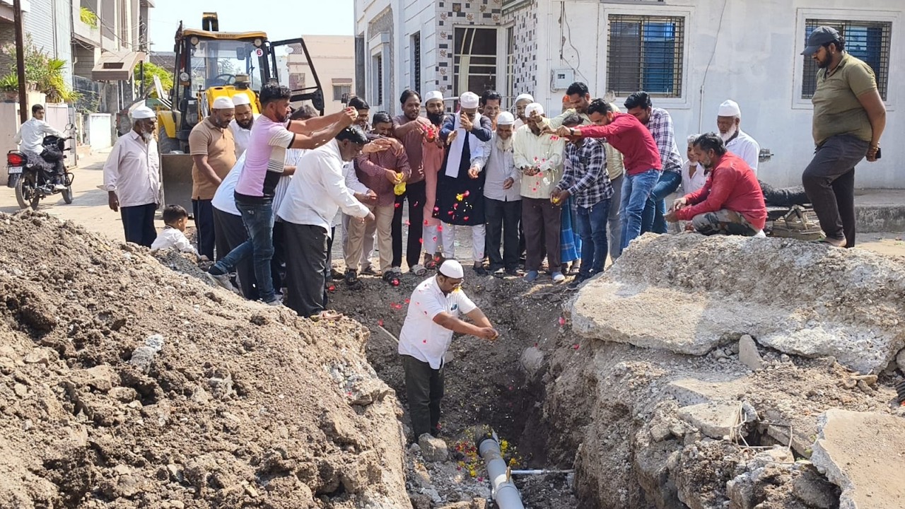 येवला शहरातील जागीरदार कॉलनी येथे पिण्याच्या पाईपलाईनचे गांधीगिरी पद्धतीने पूजन करून आंदोलन