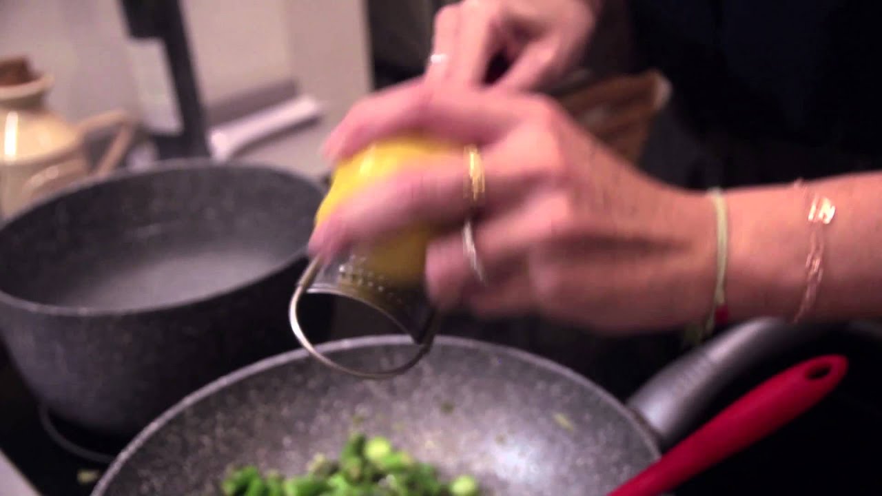 Tagliatelle paglia e fieno con asparagi, crème fraîche e scorza di limone