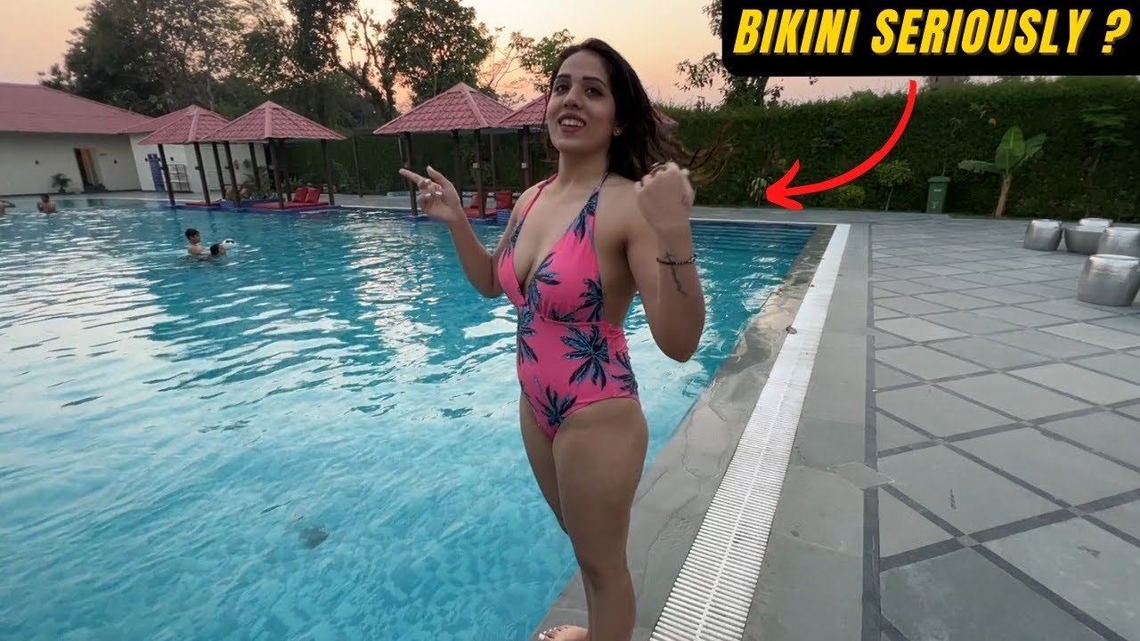YE LADKI BIKINI DAAL KE HI MANNI 👙😅