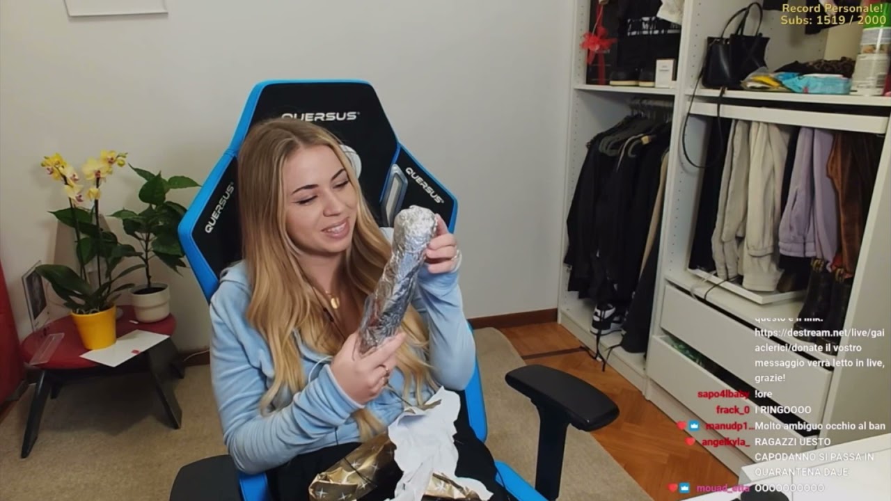 GAIA APRE UN REGALO MOLTO AMBIGUO🤨