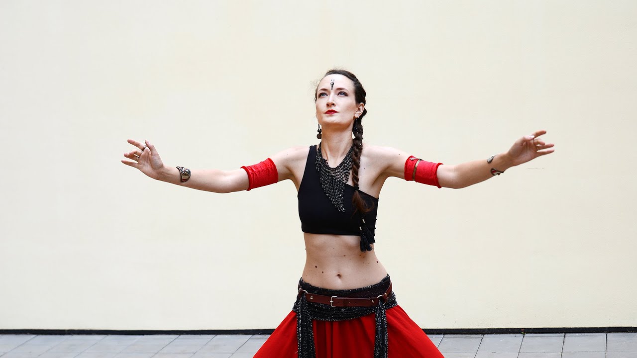 Tess - bellydance fusion „Šarlatový popel“ (4K)