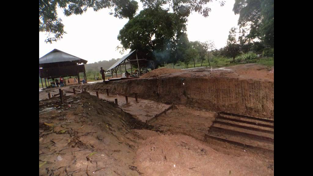 Construction d'une Cale avec escalier en bois au Village de pidima (GUYANE)
