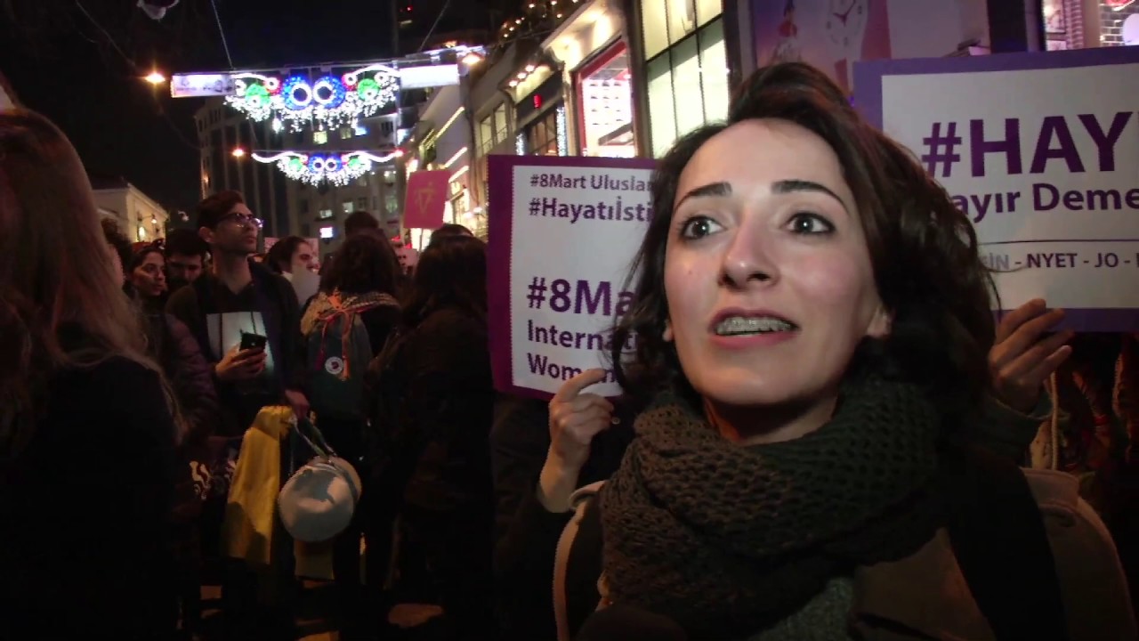 İstiklal Caddesi’nde Toplanan Binlerce Kadın “Feminist Gece Yürüyüşü” Düzenledi