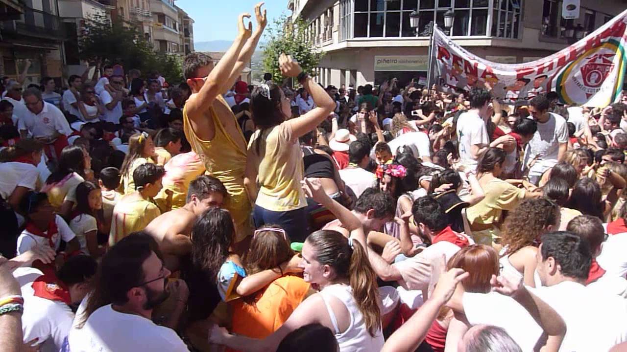 Calahorra La Rioja Fiestas Agosto 2014 Cantando el Chorra bajo el letrero en la calle Grande