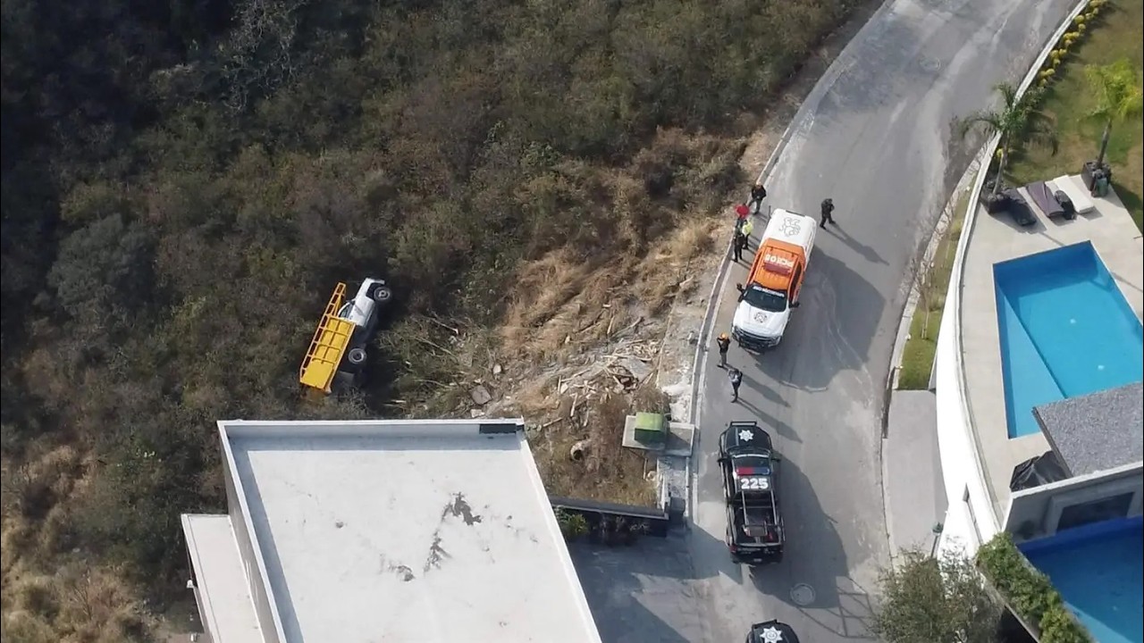 Camión Materialista Cae a Barranco en la Colonia Renacimiento en Monterrey