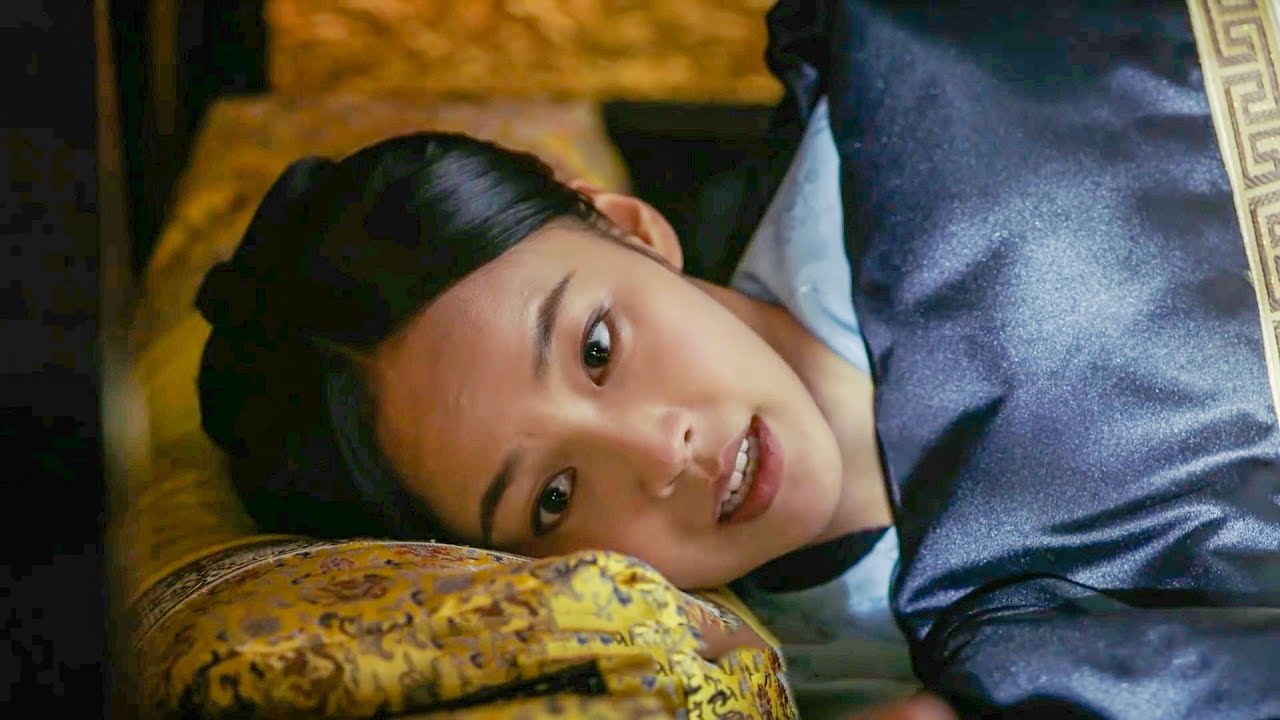 如懿被凌辱的曖昧動作讓皇上想了一整晚，下秒穎妃在床上說了2句話，立馬解了皇上心結！