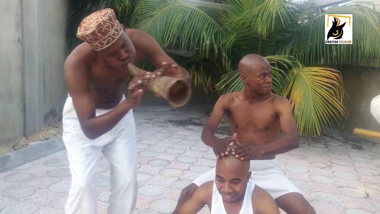 Mau mpemba na rafiki zake wakikumbukia kwao baada ya shooting