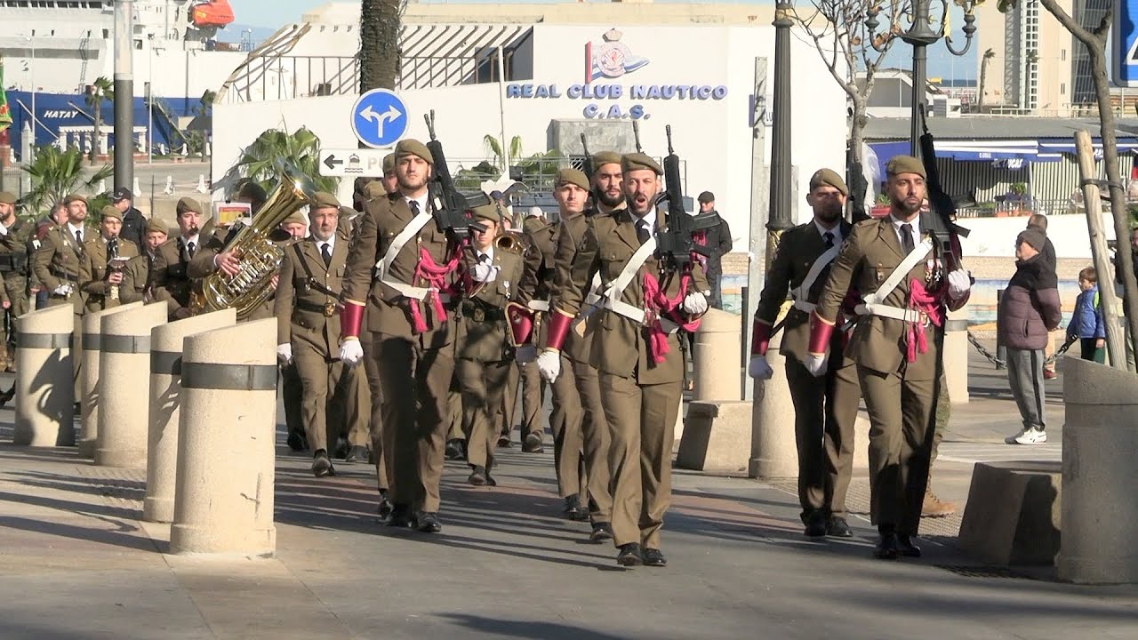 Condecoraciones y desfile del RING-7 con motivo de la Pascua Militar