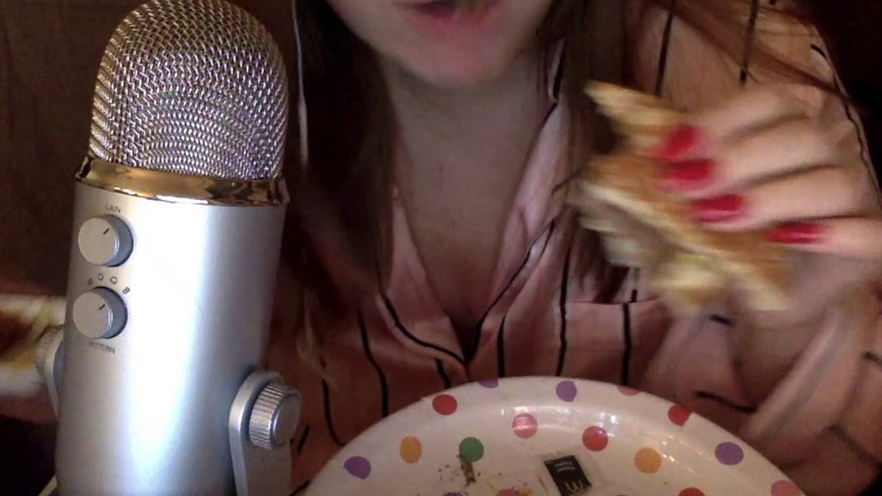 ASMR: McDonalds,*EATING SOUNDS*, drinking sounds, whispering