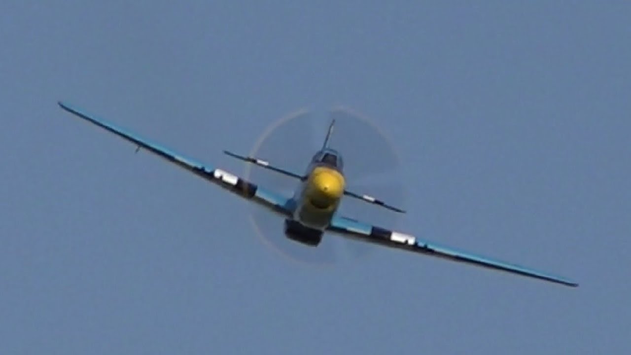 P-51 Mustang LOW & LOUD !