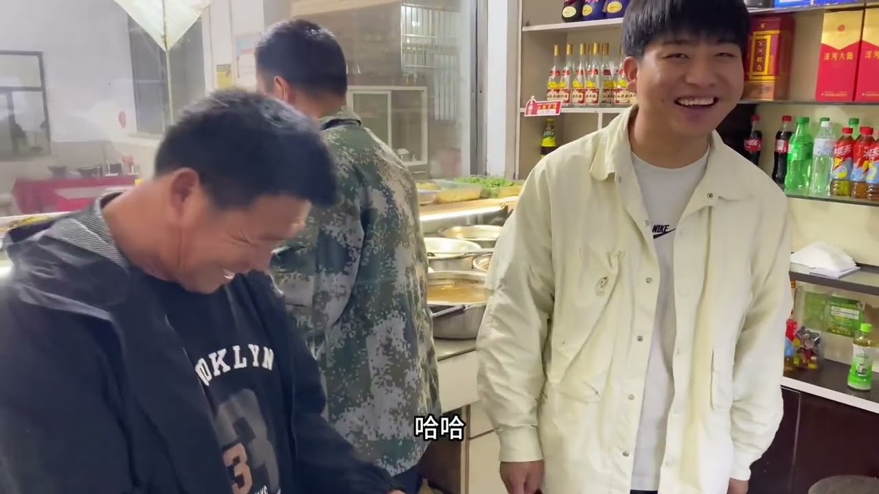 建华打电话再次要请吃饭，刚点完菜就把账结了，就怕刘辉再提前付了#用抖音记录农村真实生活