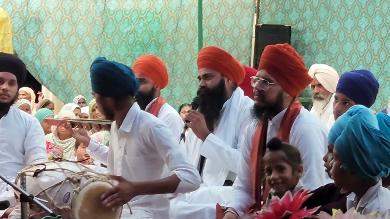 ਬਾਬਾ ਚਮਕੌਰ ਸਿੰਘ ਜੀ ਨਿਰਮਲ ਡੇਰਾ ਪੰਜਗਰਾਈਂ ਵਾਲੇ ਬਾਬਾ ਸ੍ਰੀ ਚੰਦ ਜੀ ਦੇ ਜਨਮ ਦਿਵਸ ਮੌਕੇ ਕੀਰਤਨ ਕਰਦੇ ਹੋਏ 