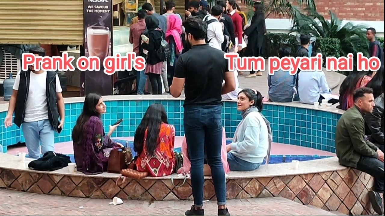 Muje koi peyari larki caheye | Funny prank in UOL on beautiful girl's | Mehar usman