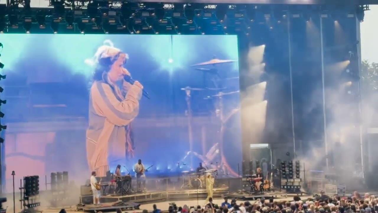Lola Young faints at her concert complete Lola Young desmaia em seu show . Lola Young passando mal