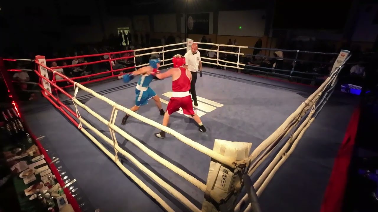 Jiří Kalfa (červený) vs. Pavel Herčík (modrý). Galavečer Boxu 2025