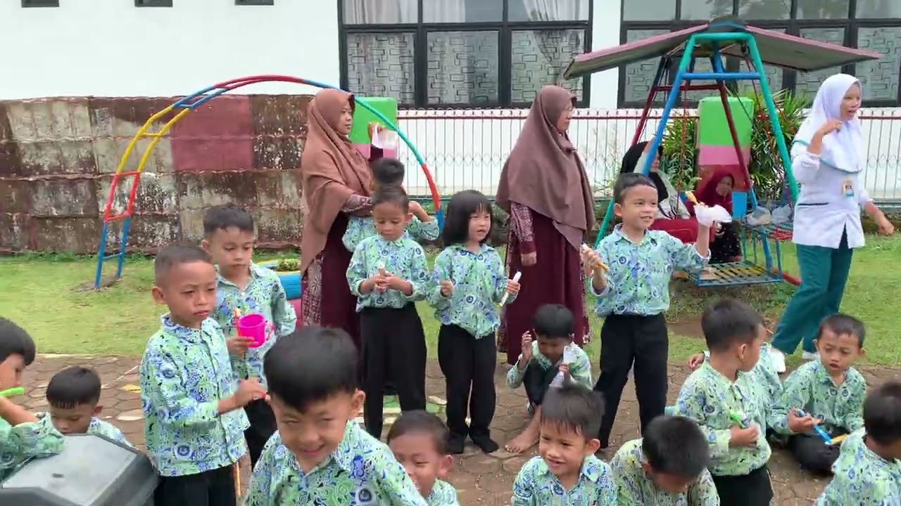 belajar bersama kakak UNRAS belajar cara mengosok Gigi yang benar 
