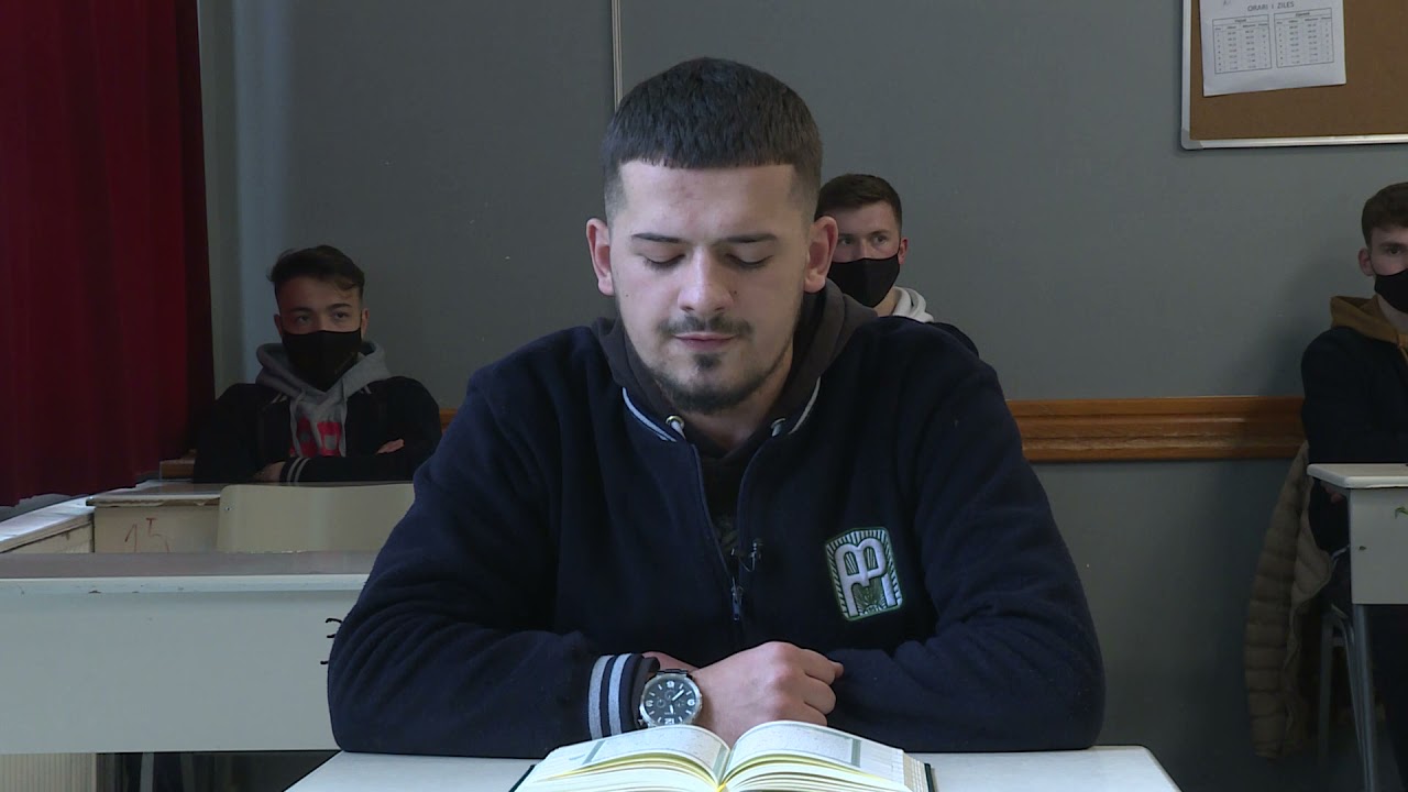 Këndimi i Kuranit nga medresantët