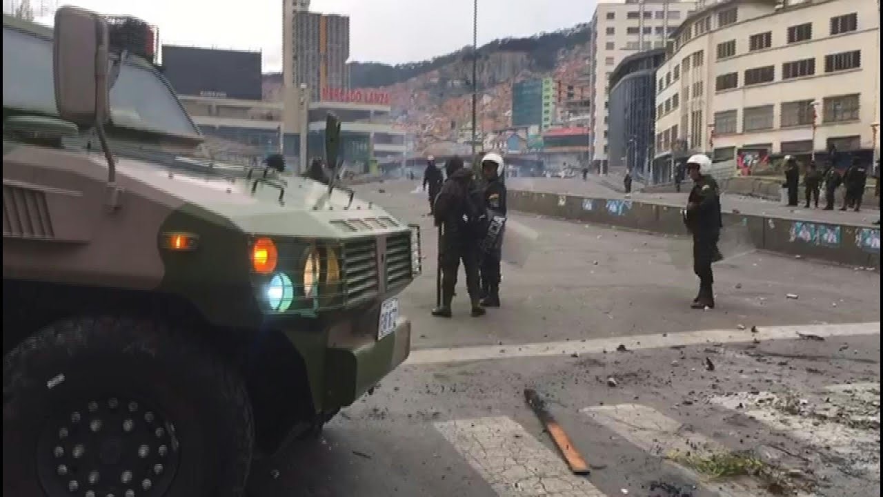 Bolivian police stand guard after violent clashes in La Paz | AFP
