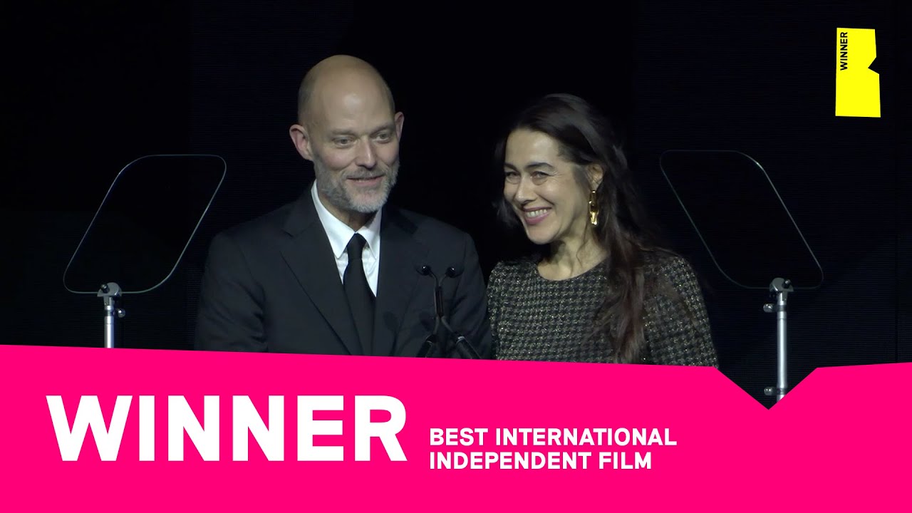 Carey Mulligan and Tom Basden present Best International Independent Film to Sentimental Value