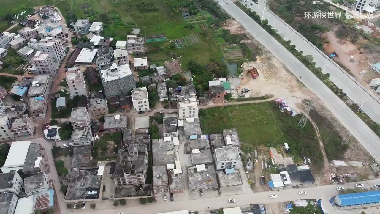 實拍廣東“廉石快線”現狀，路中間這麼多房子，想要通車太難了