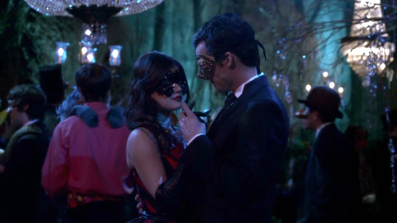 Aria & Ezra ( ezria) || Love Me Like You Do