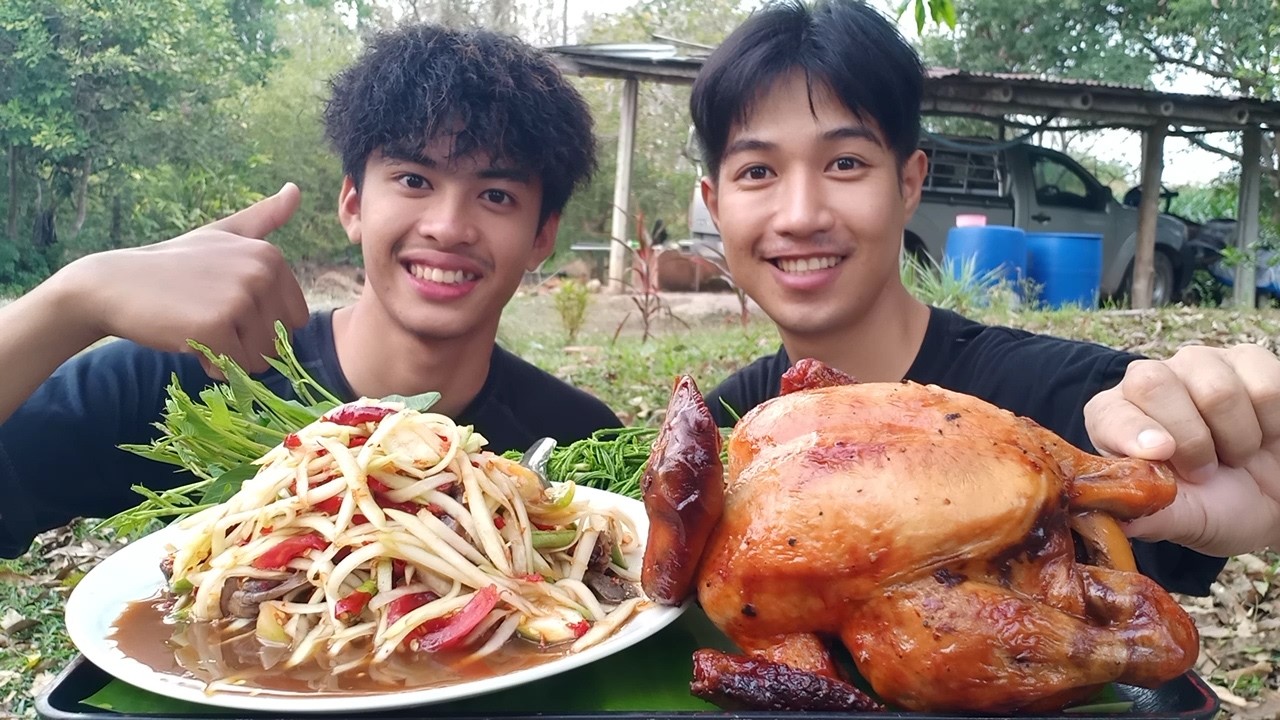 ไก่ตัวใหญ่ๆ ส้มตำแซ่บๆ ฝนก็จะตก ลุยอย่างเดียวอย่าได้กลัวฝน.