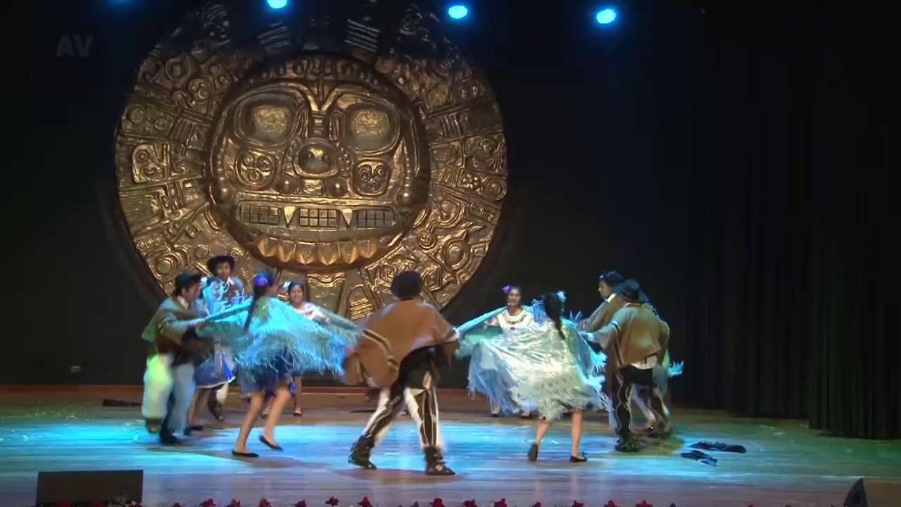 Noche de Gala Colegio Raimondi Cusco Poncho Ecuatoriano