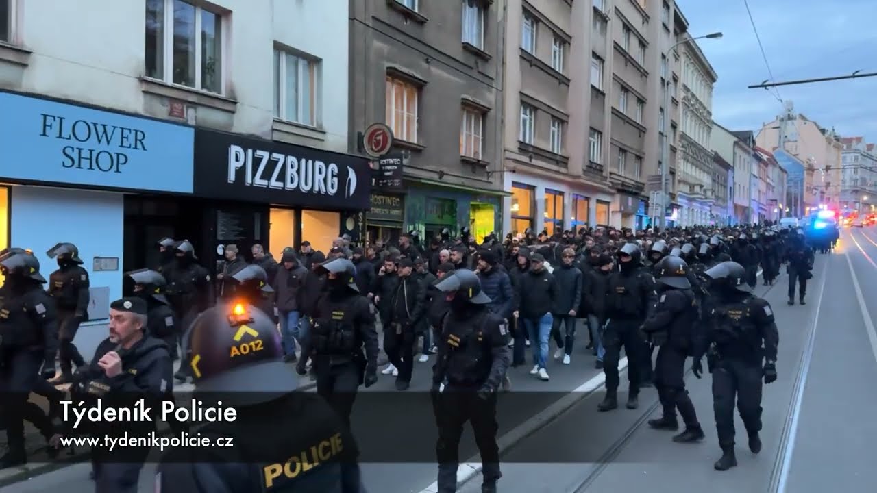 POCHOD FANOUŠKŮ AS ŘÍM PRAHOU NA STADION V EDENU