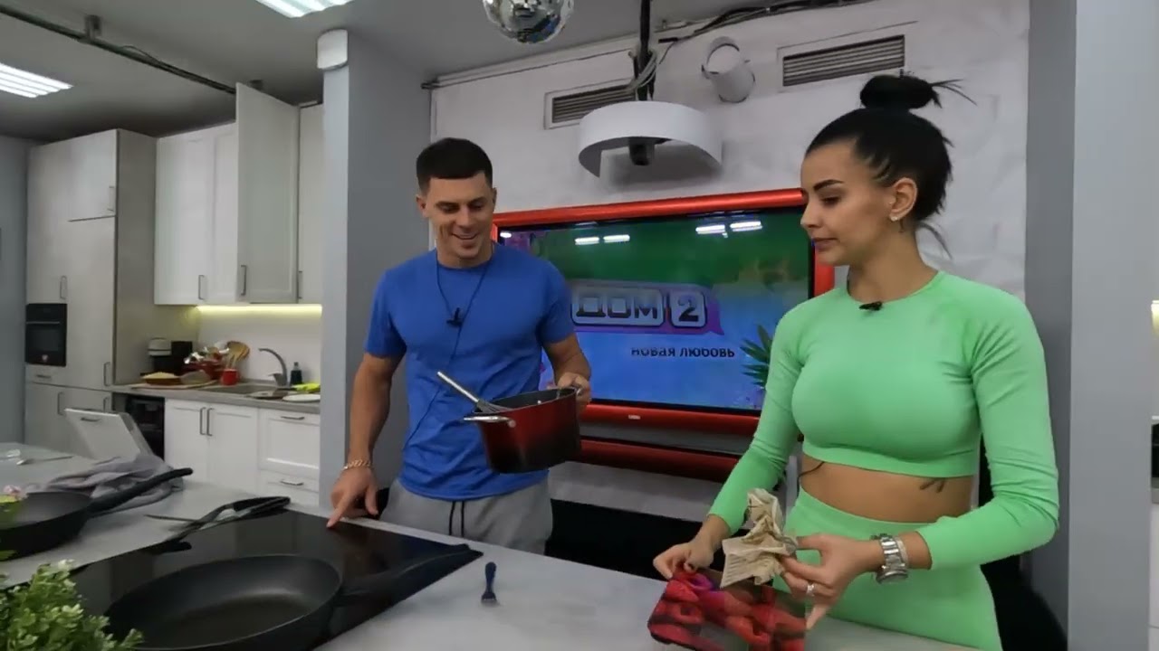 Иван Барзиков и Кристина Бехынбалтэ готовят торт