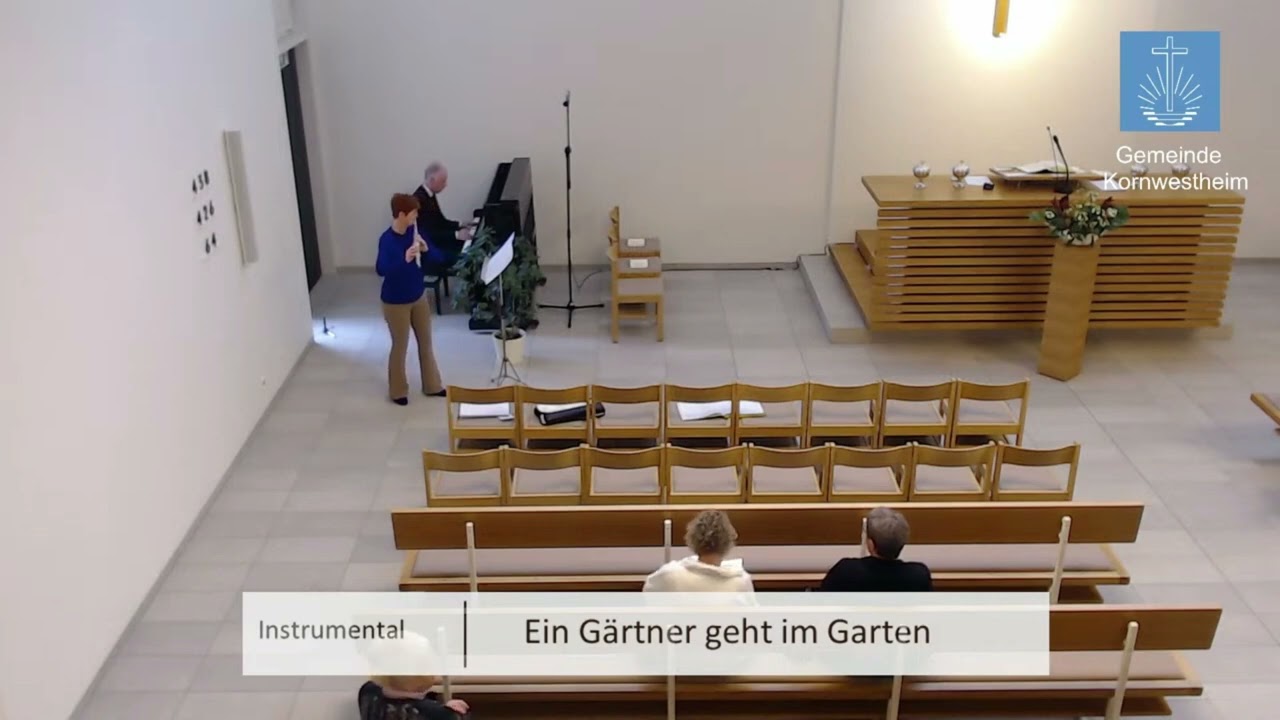 Ein Gärtner geht im Garten